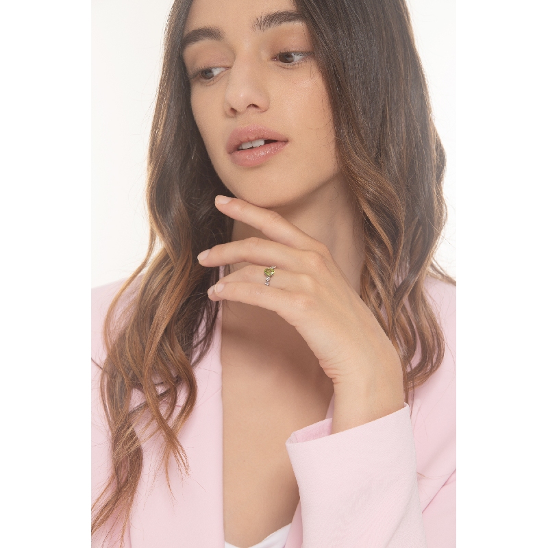 Anello in oro bianco 18k con peridoto e 2 diamanti per lato