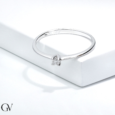 Linear solitaire ring in 18k white gold with 0.04 ct diamond.
