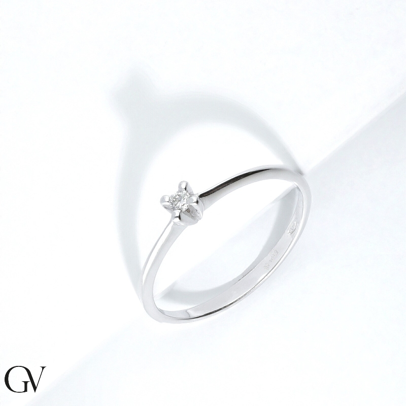 18k white gold solitaire ring with a 0,04ct diamond 