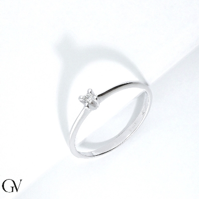 18k white gold solitaire ring with a 0,04ct diamond 