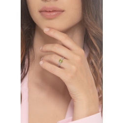 Anello in oro bianco 18k con peridoto e 2 diamanti per lato 2