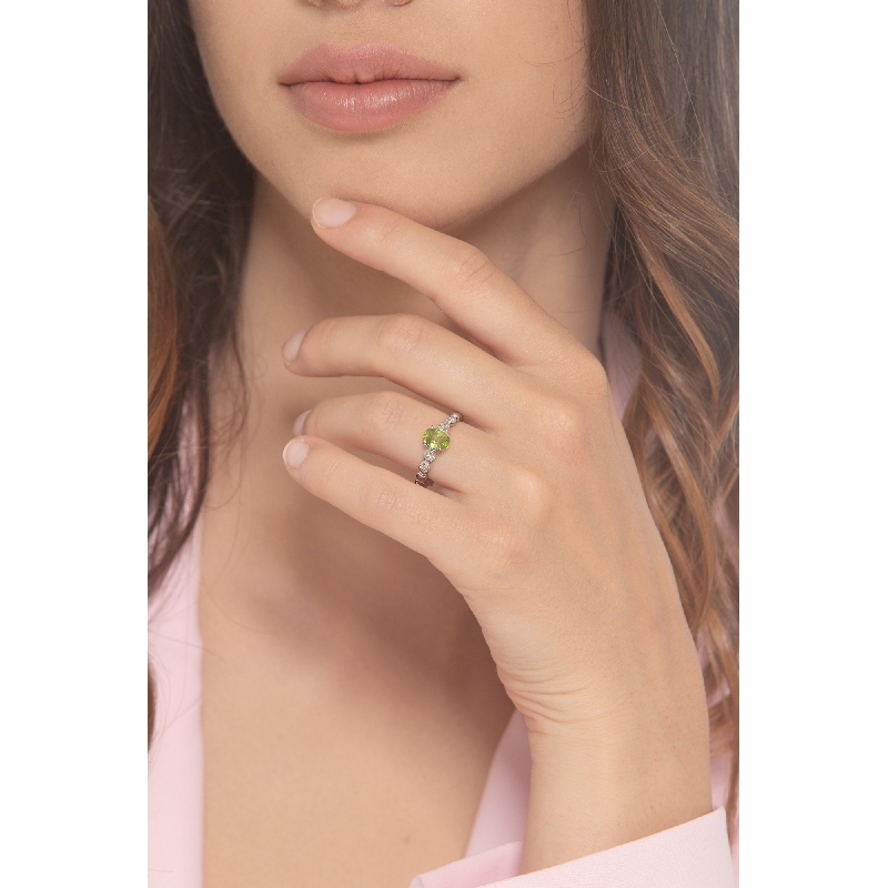 Anello in oro bianco 18k con peridoto e 2 diamanti per lato