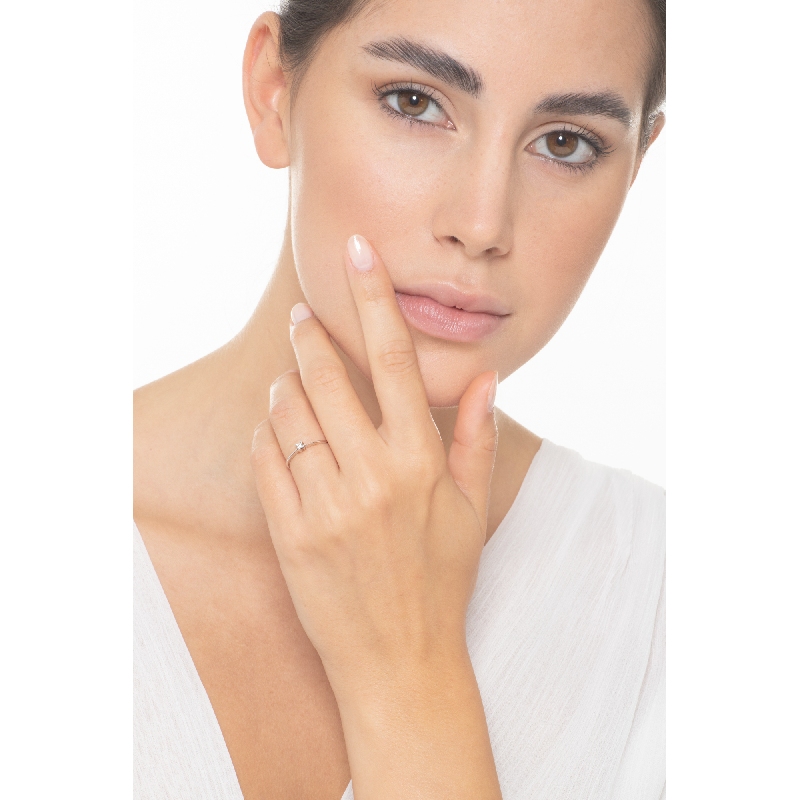 18k white gold solitaire ring with a 0,04ct diamond 