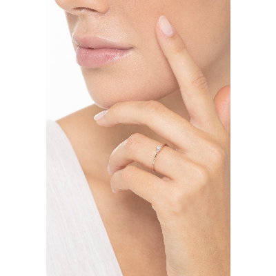 18k white gold solitaire ring with a 0,04ct diamond 