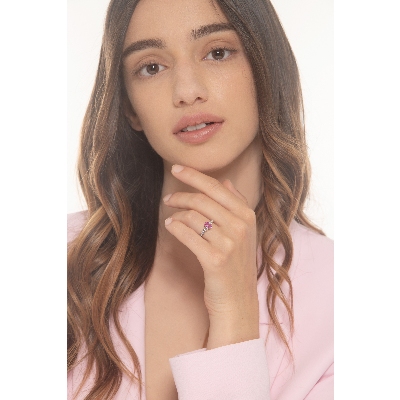 Anello in oro bianco 18k con zaffiro rosa e 2 diamanti per lato