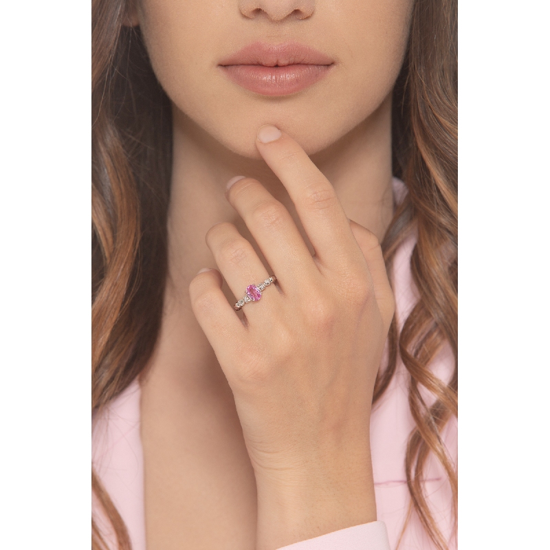 Anello in oro bianco 18k con zaffiro rosa e 2 diamanti per lato