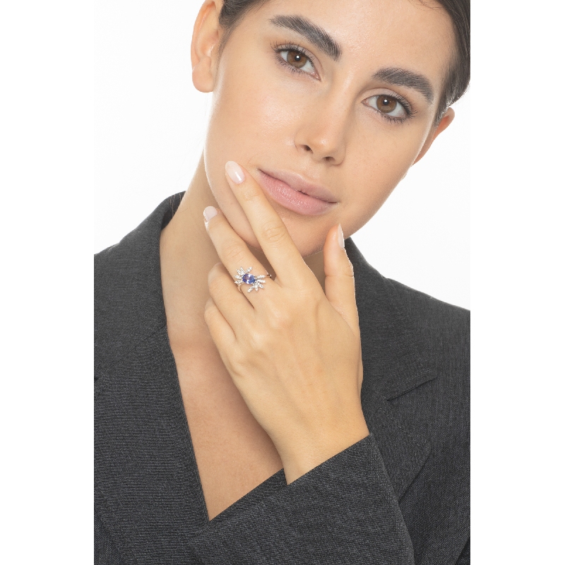 White gold 18k ring with tanzanite oval cut and radial diamonds 