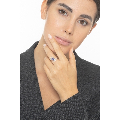 White gold 18k ring with tanzanite oval cut and radial diamonds 