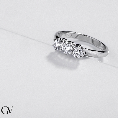 White gold 18k trilogy ring with 0,90 ct diamonds