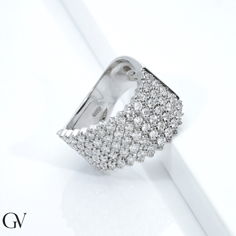 Band ring in white gold 18k wave shaped with diamonds 