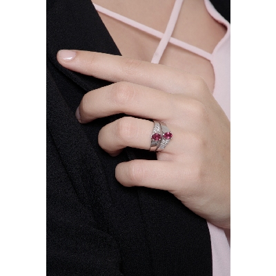 White gold 18k band ring with two central rubies and diamonds 