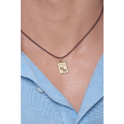 Parchment shape pendant in 18k yellow gold 