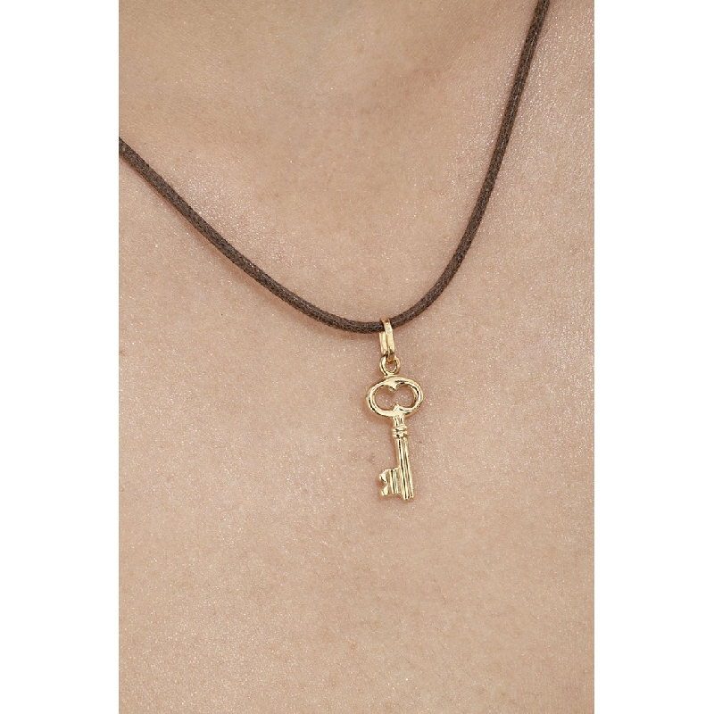 Key pendant in 18k yellow gold