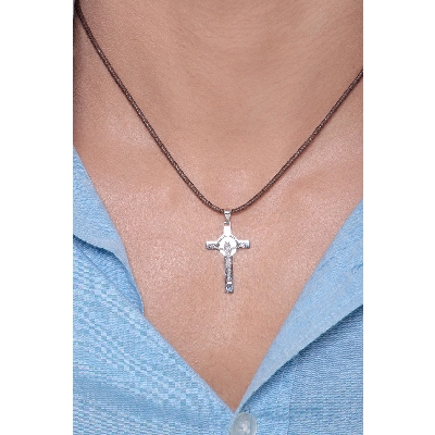 Religious cross pendant in 18k white gold