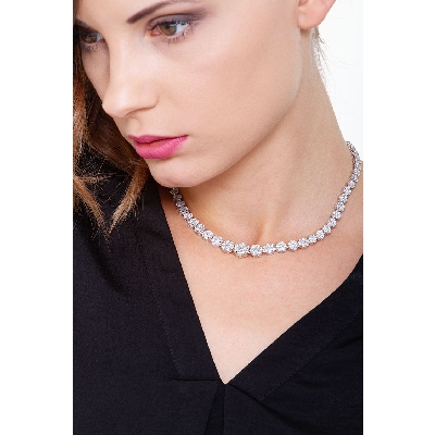 Collana a scalare illusione in oro bianco 18k con diamanti