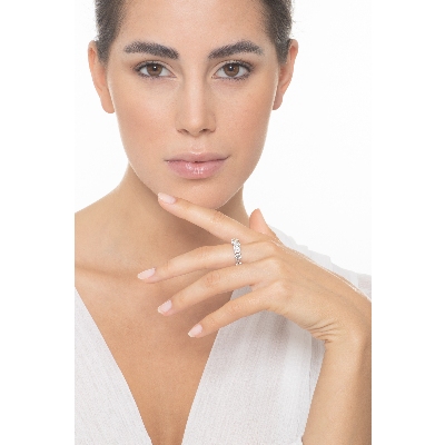 Anello fedina a scalare in oro bianco 18k con diamanti