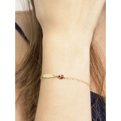 Bracciale in oro giallo 18k con coccinelle e piastrina incidibile.