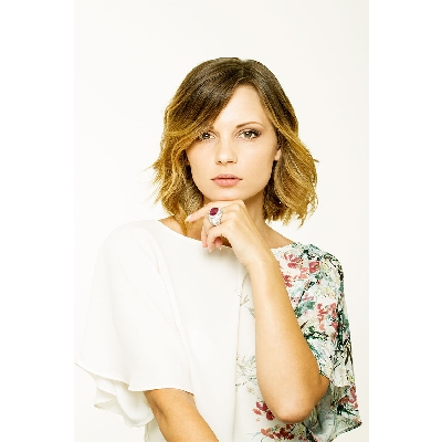 White gold 18k ring with a ruby oval cut and diamonds pavé