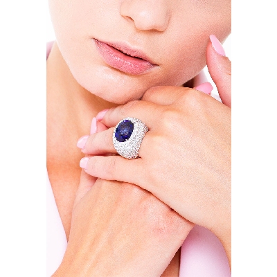 18k white gold band ring with central blue sapphire and diamonds pavé 