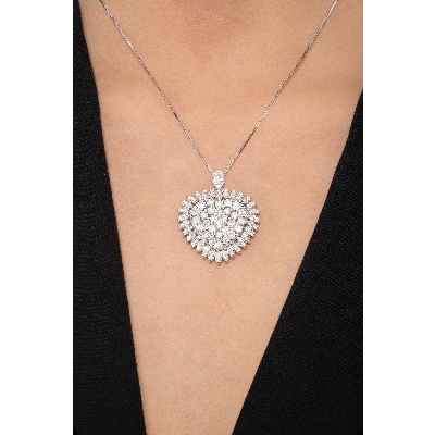 Heart pendant with pavé of diamonds 