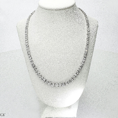 Gradueted tennis necklace in white gold 18k with diamonds