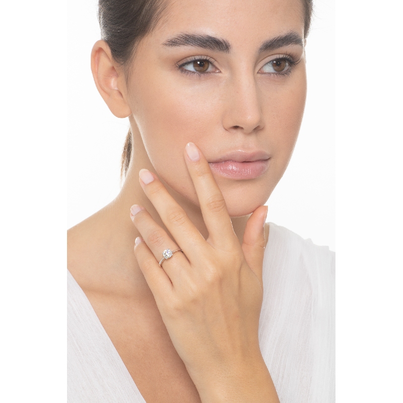 Anello solitario a quattro griffe in oro bianco 18k con diamante, ct. 0,90