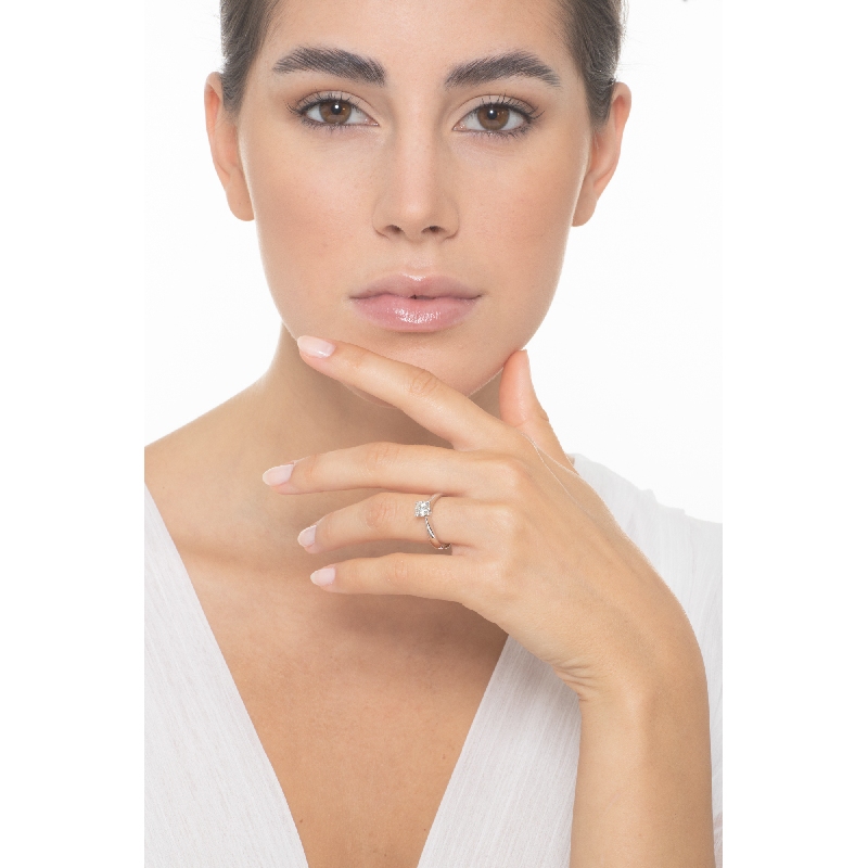 Anello solitario lineare a quattro griffe in oro bianco 18k con diamante da 1 carato