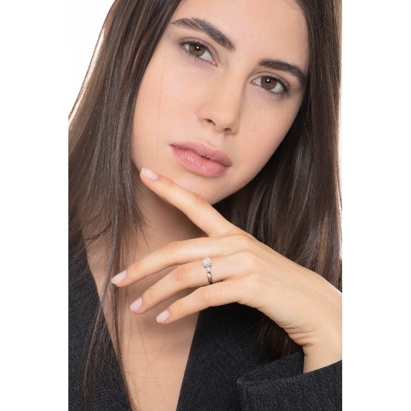 Solitario a quattro griffe in Oro bianco 18k con incastonato diamante di carati. 0,90.