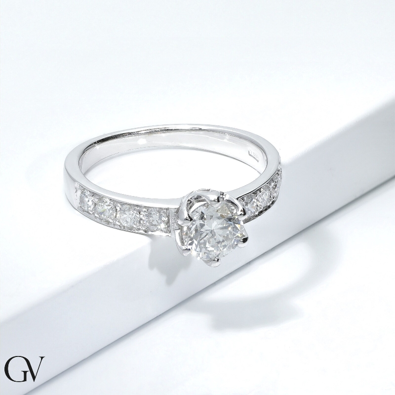 Anello tipo Solitario in oro bianco 18k con diamanti,  pietra centrale da 0.90 ct