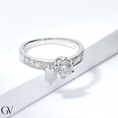 Anello tipo Solitario in oro bianco 18k con diamanti,  pietra centrale da 0.90 ct