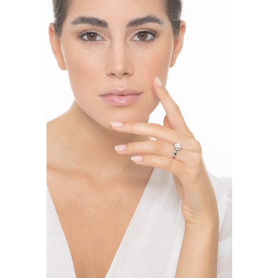 Anello solitario lineare a quattro griffe in oro bianco 18k con diamante, ct. 1,00