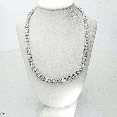 Graduated tennis necklace in white gold 18k with diamonds