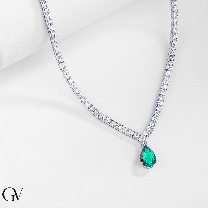 Gradueted diamond tennis necklace in 18k white gold with emerald pendant