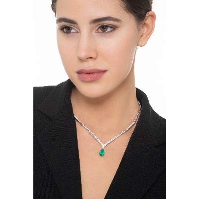 Gradueted diamond tennis necklace in 18k white gold with emerald pendant