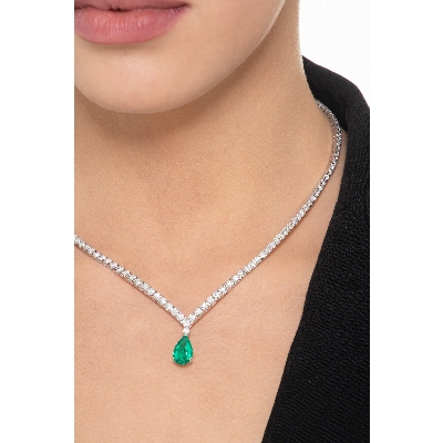 Gradueted diamond tennis necklace in 18k white gold with emerald pendant