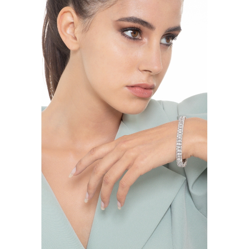 18k white gold tennis bracelet with diamonds about 7 mm wide