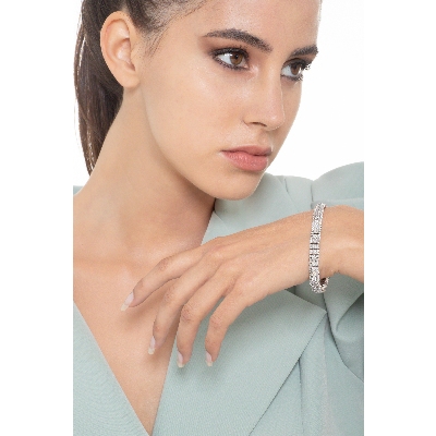 18k white gold tennis bracelet with diamonds about 7 mm wide