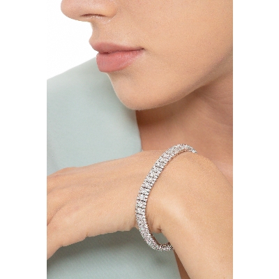 18k white gold tennis bracelet with diamonds about 7 mm wide