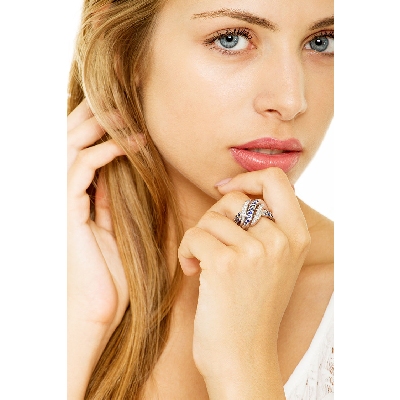 Anello in oro bianco 18k ad onde in zaffiri blu e diamanti