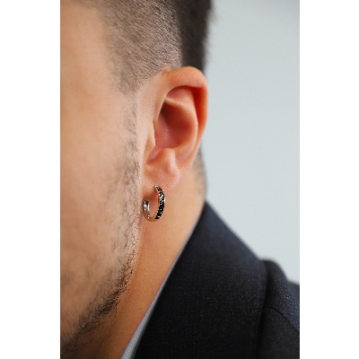 Mono orecchino a cerchio in oro bianco 18k con diamanti neri e punte brunite, Uomo