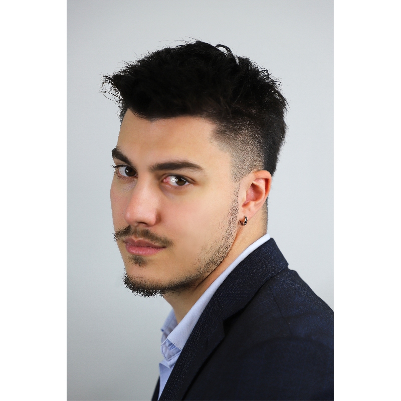 Mono orecchino a cerchio in oro bianco 18k con incastonati diamanti neri, uomo