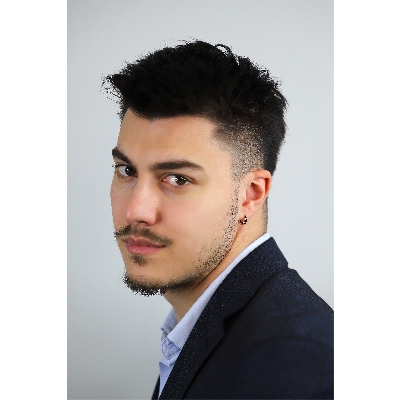 Mono orecchino a cerchio in oro bianco 18k con incastonati diamanti neri, uomo