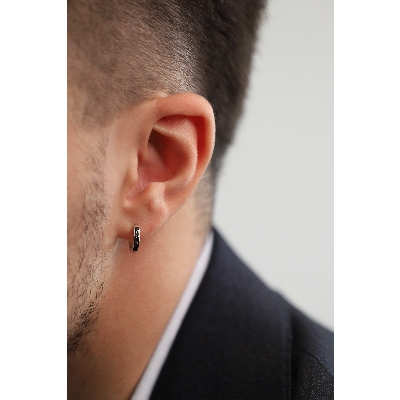 Mono orecchino a cerchio in oro bianco 18k con incastonati diamanti neri, uomo