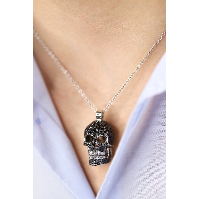 Collana in oro bianco 18k con pendente a forma di teschio in diamanti neri e bianchi