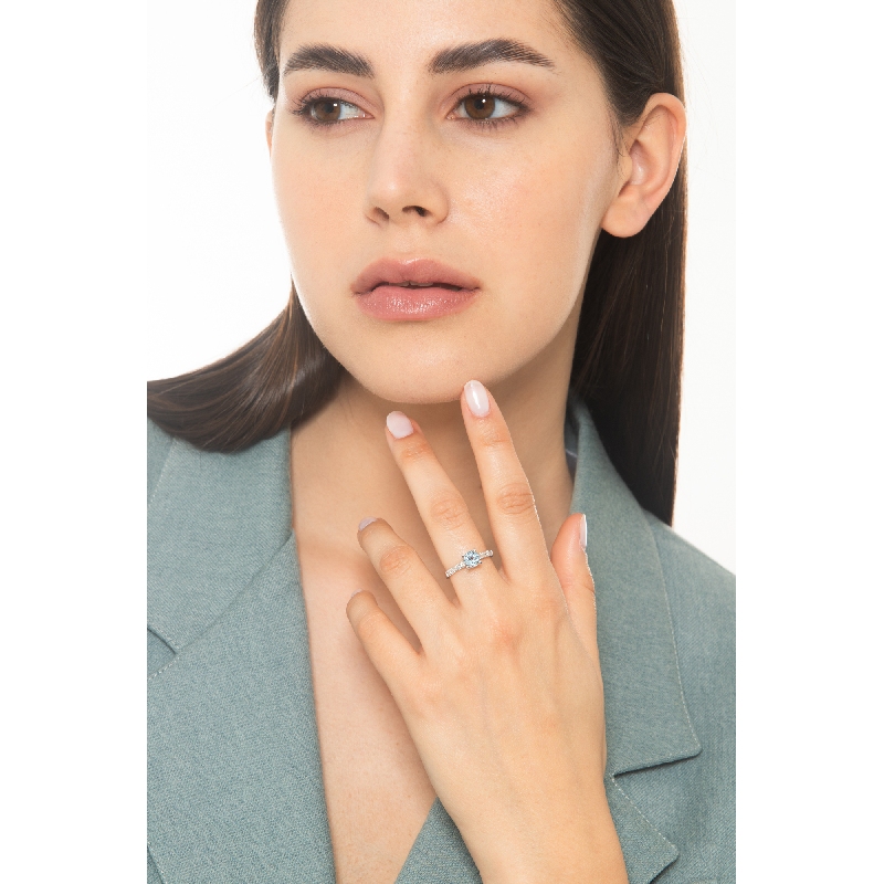 White gold 18k with aquamarine oval cut and diamonds 