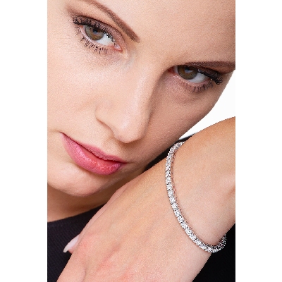 Bracciale Tennis lineare in oro bianco 18k con Diamanti. Larghezza maglia 4.00 mm