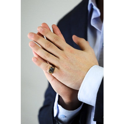 Anello da mignolo in oro Rosa 18k con pavè rettangolare in diamanti neri e punte brunite, Uomo