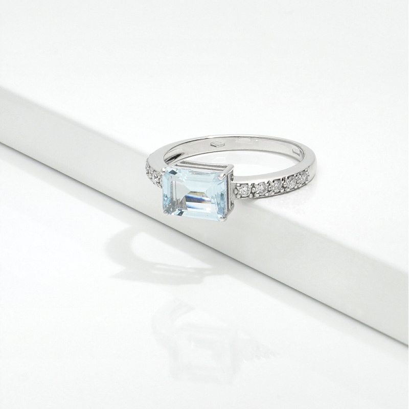 Anello acquamarina rettangolare e diamanti in oro 18k