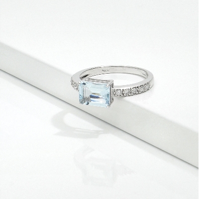 Anello acquamarina rettangolare e diamanti in oro 18k