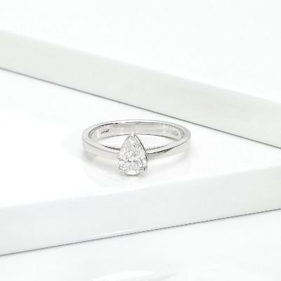 Anello con diamante taglio goccia 0.50ct  GIA in oro bianco 18k
